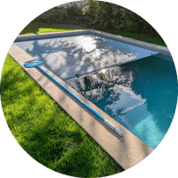 limpieza cubierta 200x200 - Cubiertas automáticas para piscinas
